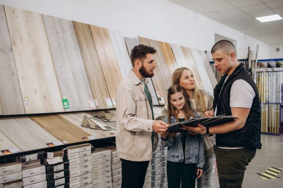 Rodzina wybiera odpowiedni pakiet paneli podłogowych w sklepie.