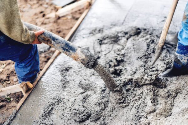 Beton towarowy do fundamentów, stropów i dużych posadzek zapewnia stałą konsystencję i ciągłość wylania; na budowie tylko małe elementy.
