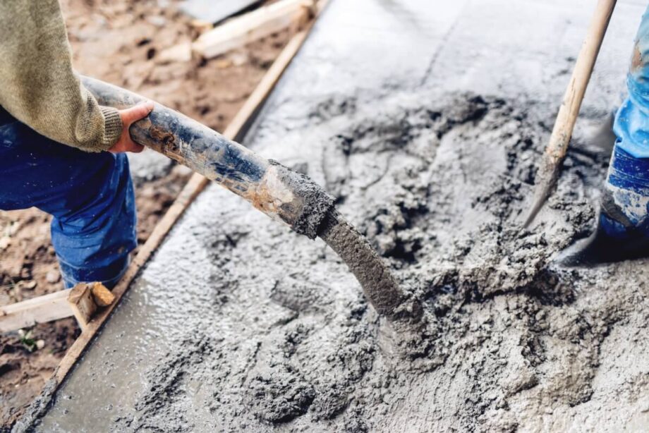 Beton towarowy do fundamentów, stropów i dużych posadzek zapewnia stałą konsystencję i ciągłość wylania; na budowie tylko małe elementy.