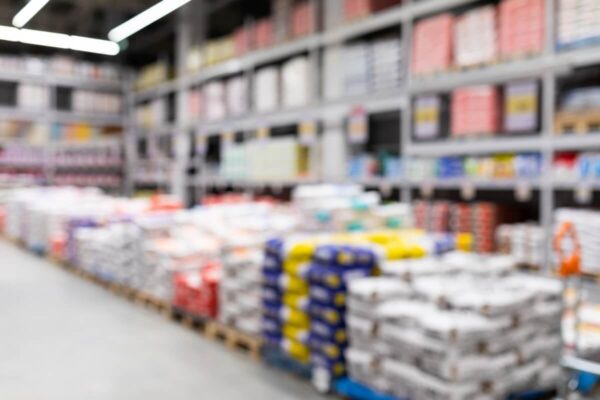 Materiały odporne na wilgoć i pleśń: beton, ciągła izolacja przeciwwodna, XPS do fundamentów; w łazience hydroizolacja i fugi.