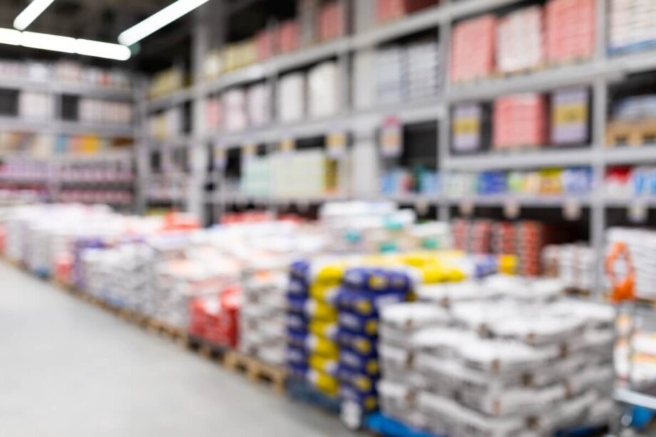 Materiały odporne na wilgoć i pleśń: beton, ciągła izolacja przeciwwodna, XPS do fundamentów; w łazience hydroizolacja i fugi.