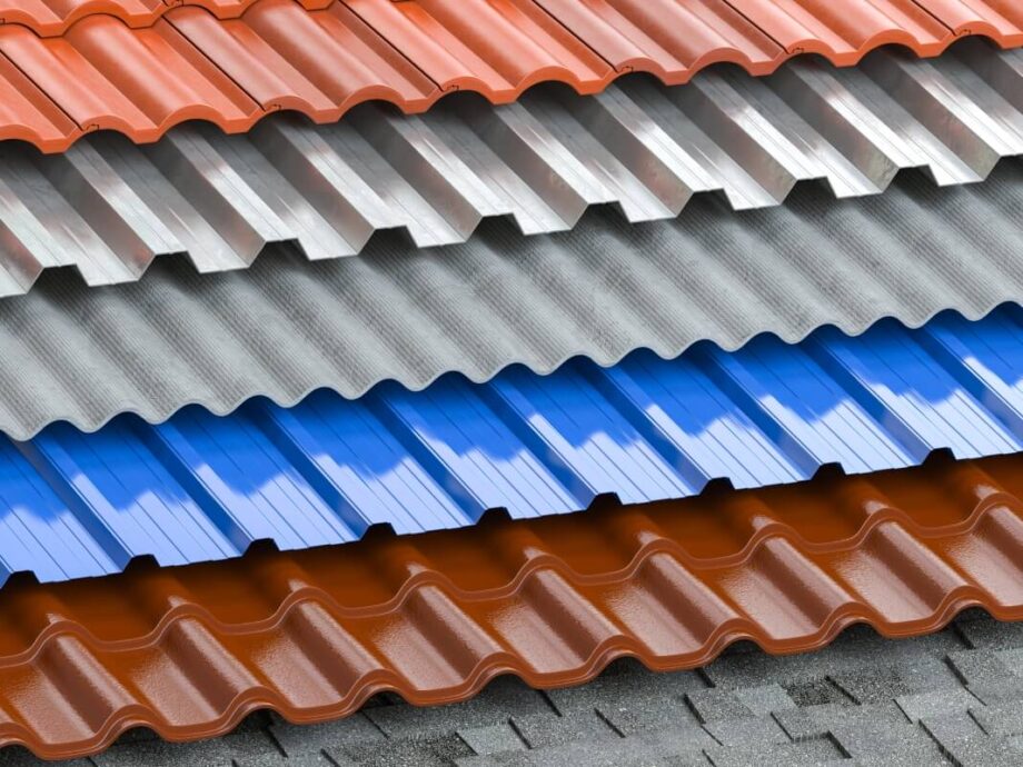 Blachodachówka waży zwykle 4–7 kg/m²; nośność dachu ocenia się dla całego układu warstw z łatami, membraną, obróbkami i wkrętami.